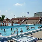 Cvse Clubhaz Es Panzio לינה וארוחת בוקר *