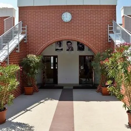B&B Cvse Clubhaz Es Panzio Cegléd