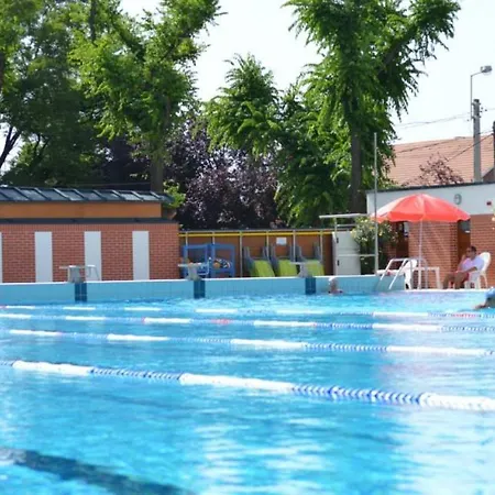 Cvse Clubhaz Es Panzio Frühstückspension Cegléd