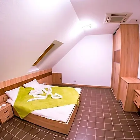Frühstückspension Cvse Clubhaz Es Panzio Cegléd